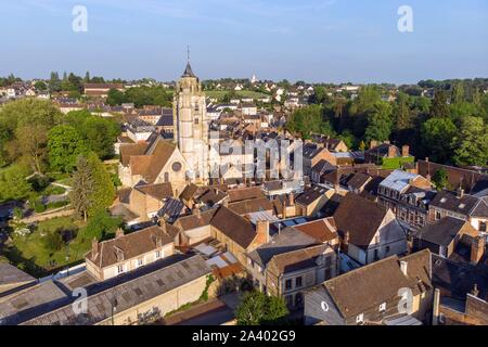 Vue aérienne de l'ÉGLISE ET VILLAGE DE RUGLES, EURE (27), FRANCE Banque D'Images