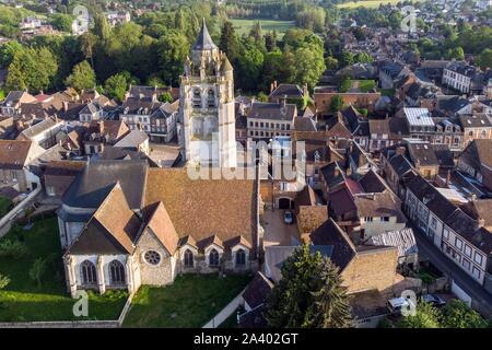 Vue aérienne de l'ÉGLISE ET VILLAGE DE RUGLES, EURE (27), FRANCE Banque D'Images