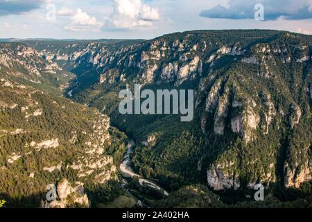 POINT SUBLIME, LE PANORAMA DES GORGES DU TARN, sur le Causse de Sauveterre, le cirque des Baumes en Lozère (48), FRANCE Banque D'Images