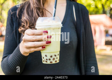 Bubble matcha potable chai latte thé à un marché de l'alimentation de rue. Banque D'Images