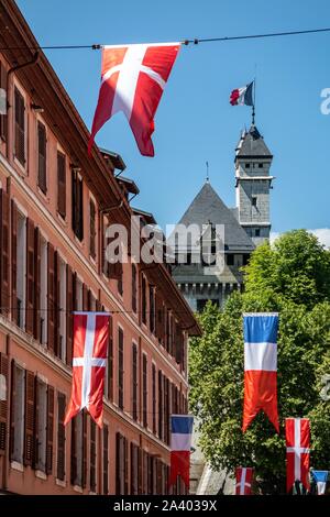 La RUE DE BOIGNE QUI MÈNE AU Château des Ducs de Savoie, LES DRAPEAUX DE LA FRANCE ET LA SAVOIE, Chambéry, Savoie (73), FRANCE Banque D'Images