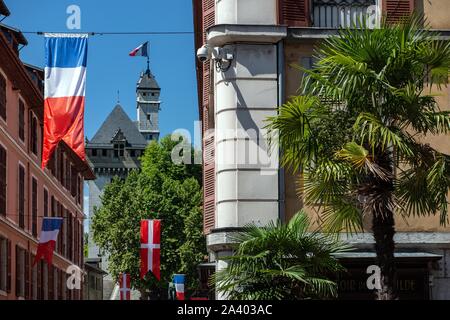 La RUE DE BOIGNE QUI MÈNE AU Château des Ducs de Savoie, LES DRAPEAUX DE LA FRANCE ET LA SAVOIE, Chambéry, Savoie (73), FRANCE Banque D'Images