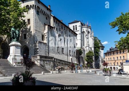 Le Château des Ducs de Savoie et son église, Chambéry, Savoie (73), FRANCE Banque D'Images