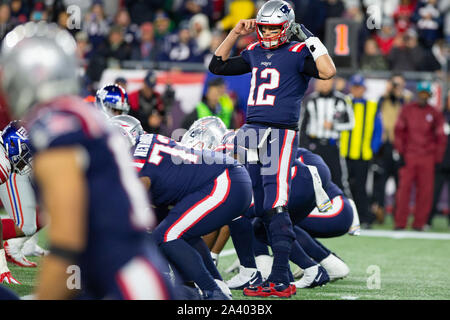 Foxborough, United States. 10 Oct, 2019. New England Patriots quarterback Tom Brady (12) appelle une pièce au deuxième trimestre contre les Giants de New York au Stade Gillette à Foxborough, Massachusetts le jeudi 10 octobre, 2019. Les Patriotes défait les géants 35-14. Photo de Matthew Healey/UPI UPI : Crédit/Alamy Live News Banque D'Images