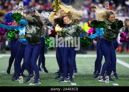 Foxborough, United States. 10 Oct, 2019. New England Patriots cheerleaders exécuter une danse au deuxième trimestre contre les Giants de New York au Stade Gillette à Foxborough, Massachusetts le jeudi 10 octobre, 2019. Les Patriotes défait les géants 35-14. Photo de Matthew Healey/UPI UPI : Crédit/Alamy Live News Banque D'Images