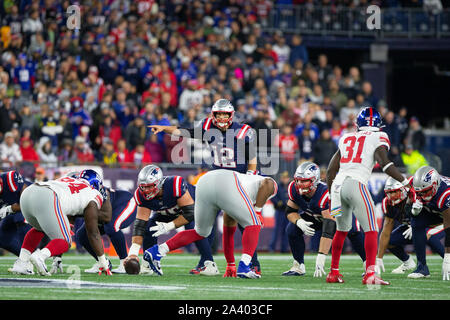 Foxborough, United States. 10 Oct, 2019. New England Patriots quarterback Tom Brady (12) appelle une pièce au deuxième trimestre contre les Giants de New York au Stade Gillette à Foxborough, Massachusetts le jeudi 10 octobre, 2019. Les Patriotes défait les géants 35-14. Photo de Matthew Healey/UPI UPI : Crédit/Alamy Live News Banque D'Images