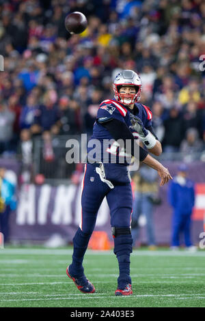 Foxborough, United States. 10 Oct, 2019. New England Patriots quarterback Tom Brady (12) lance une passe au troisième trimestre contre les Giants de New York au Stade Gillette à Foxborough, Massachusetts le jeudi 10 octobre, 2019. Les Patriotes défait les géants 35-14. Photo de Matthew Healey/UPI UPI : Crédit/Alamy Live News Banque D'Images