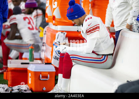 Foxborough, United States. 10 Oct, 2019. New York Giants quarterback Eli Manning (10) ressemble à une tablette alors que sur le banc au deuxième trimestre contre les New England Patriots au Stade Gillette à Foxborough, Massachusetts le jeudi 10 octobre, 2019. Les Patriotes défait les géants 35-14. Photo de Matthew Healey/UPI UPI : Crédit/Alamy Live News Banque D'Images