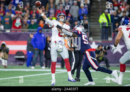 Foxborough, United States. 10 Oct, 2019. New York Giants quarterback Daniel Jones (8) est poussé par New England Patriots linebacker Ja'Whaun Bentley (51) au quatrième trimestre au Stade Gillette à Foxborough, Massachusetts le jeudi 10 octobre, 2019. Les Patriotes défait les géants 35-14. Photo de Matthew Healey/UPI UPI : Crédit/Alamy Live News Banque D'Images