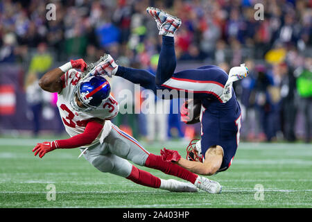 Foxborough, United States. 10 Oct, 2019. New England Patriots receveur Julian Edelman (11) est suspendu par les Giants de New York Subvention évoluait Haley (34) sur une réception dans le troisième trimestre au Stade Gillette à Foxborough, Massachusetts le jeudi 10 octobre, 2019. Les Patriotes défait les géants 35-14. Photo de Matthew Healey/UPI UPI : Crédit/Alamy Live News Banque D'Images