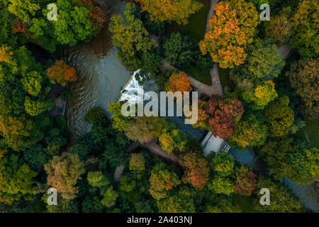 Beau décor de l'automne par un vol avec un bourdon sur les arbres colorés dans un parc. Banque D'Images