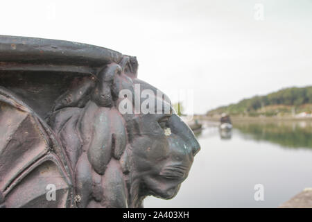 Base d'une lampe de rue dans la forme d'un lion sur un pont à Bayonne, Aquitaine, France Banque D'Images