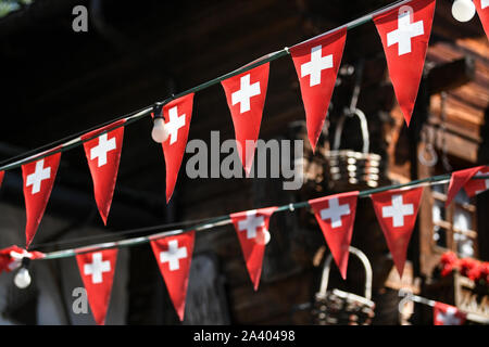 27 août 2019, Bade-Wurtemberg, la rouille : fanions avec le drapeau suisse accrocher dans le domaine thématique suisse à Europa-Park. Le parc couvre 95 hectares et, selon les opérateurs, attire plus de 5,6 millions de visiteurs chaque année avec plus de 100 attractions et spectacles. Il est donc le plus important en Allemagne et, après Disneyland Paris, le parc à thème le plus visité en Europe. Photo : Patrick Seeger/dpa Banque D'Images