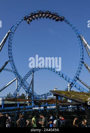 27 août 2019, Bade-Wurtemberg, la rouille : La photo montre le trajet "blue fire Megacoaster" à Europa-Park. Le parc couvre 95 hectares et, selon les opérateurs, attire plus de 5,6 millions de visiteurs chaque année avec plus de 100 attractions et spectacles. Il est donc le plus important en Allemagne et, après Disneyland Paris, le parc à thème le plus visité en Europe. Photo : Patrick Seeger/dpa Banque D'Images