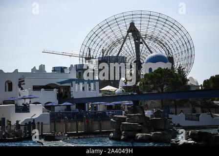 27 août 2019, Bade-Wurtemberg, la rouille : La photo montre le thème grec à Europa-Park. Derrière elle se trouve une ancienne station radar bol d'un dispositif d'écoute de voisins. Le parc couvre 95 hectares et, selon les opérateurs, attire plus de 5,6 millions de visiteurs chaque année avec plus de 100 attractions et spectacles. Il est donc le plus important en Allemagne et, après Disneyland Paris, le parc à thème le plus visité en Europe. Photo : Patrick Seeger/dpa Banque D'Images