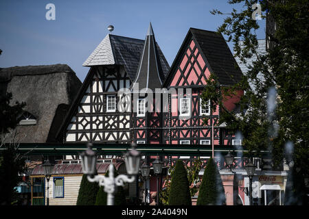 27 août 2019, Bade-Wurtemberg, la rouille : Il y a des maisons à colombages sur le Berliner Allee à Europa-Park. Le parc couvre 95 hectares et, selon les opérateurs, attire plus de 5,6 millions de visiteurs chaque année avec plus de 100 attractions et spectacles. Il est donc le plus important en Allemagne et, après Disneyland Paris, le parc à thème le plus visité en Europe. Photo : Patrick Seeger/dpa Banque D'Images