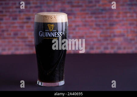 Un sombre Guinness Irish Stout sec verre de bière provenant de la brasserie de dublin vue horizontale Banque D'Images