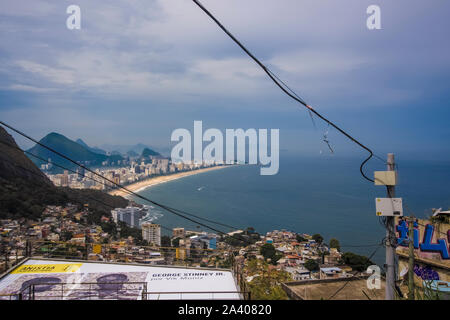 Rio de Janeiro, Brésil - le 26 mars 2016 : vue panoramique sur la plage de Copacabana depuis le belvédère des bidonvilles Vidigal Banque D'Images