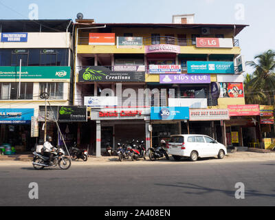 L'Inde, Kochin - 05 Avril 2019 : Route et immeubles de bureaux Banque D'Images