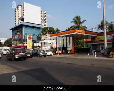 L'Inde, Kochin - 05 Avril 2019 : Сars, route, station essence, maisons Banque D'Images