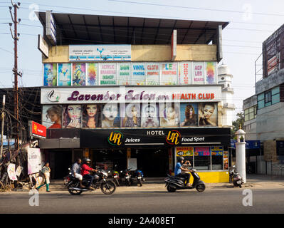 L'Inde, Kochin - 05 Avril 2019 : Road et de bureau bâtiment spa Banque D'Images