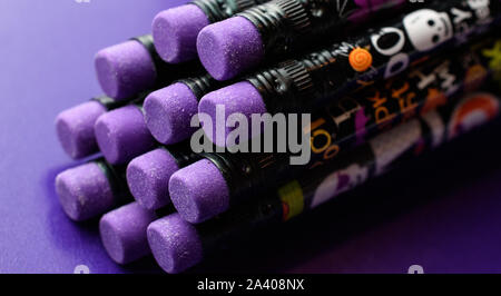 Libre de Crayons Halloween Cool montrant violet granuleux Eraser chefs isolé sur fond violet Banque D'Images