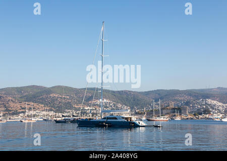 Yachts amarrés dans le port externe avec le château en arrière-plan, Bodrum, Turquie Banque D'Images