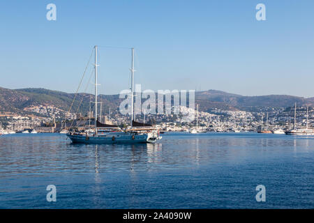 Yachts amarrés dans le port externe avec le château en arrière-plan, Bodrum, Turquie Banque D'Images