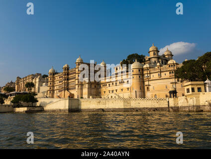 Le palais de la ville le long du lac Pichola, Udaipur, Rajasthan, Inde Banque D'Images