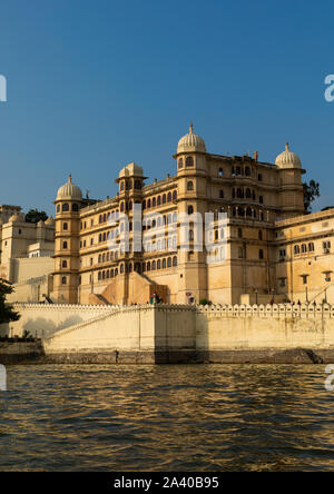 Le palais de la ville le long du lac Pichola, Udaipur, Rajasthan, Inde Banque D'Images