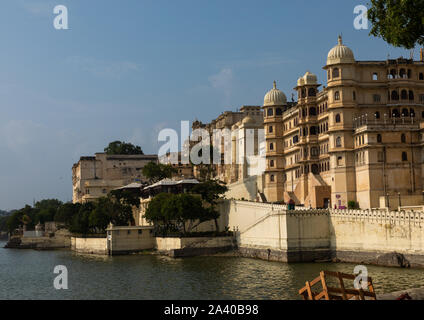 Le palais de la ville le long du lac Pichola, Udaipur, Rajasthan, Inde Banque D'Images