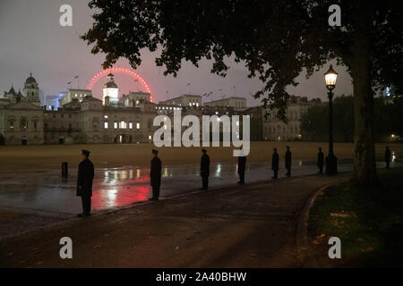 Stepliners sur Horse Guards Parade dans la répétition pour la procession de l'État Ouverture du Parlement la semaine prochaine. Banque D'Images