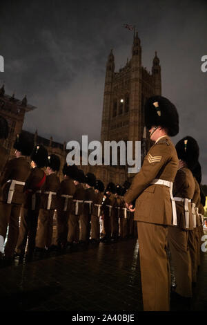 Le Welsh Guards à l'extérieur du Parlement dans la répétition pour la procession de l'État Ouverture du Parlement la semaine prochaine. Banque D'Images