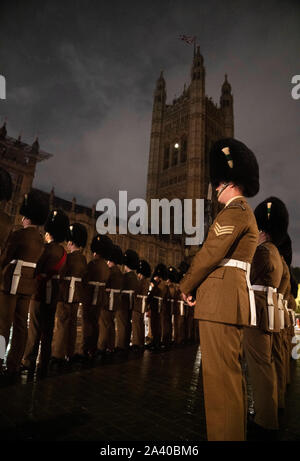 Le Welsh Guards à l'extérieur du Parlement dans la répétition pour la procession de l'État Ouverture du Parlement la semaine prochaine. Banque D'Images