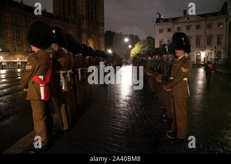 Le Welsh Guards à l'extérieur du Parlement dans la répétition pour la procession de l'État Ouverture du Parlement la semaine prochaine. Banque D'Images