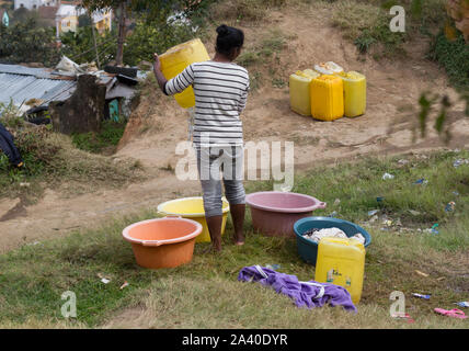 Méconnaissable femme faire la lessive dans une rivière, à Madagascar Banque D'Images