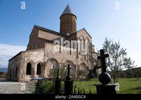 Alawerdi, Géorgie. 05Th Oct, 2019. Décorer Croix une clôture dans la cour d'Alawerdi monastère dans la région de Kakheti. Le monastère a été fondé au 4ème siècle par Ioseb de Alawerdi. Au 11e siècle une nouvelle église plus grande du monastère a été construit par Kwirike III. (Le roi de Kakhétie). Cet édifice est encore l'église principale de l'Alawerdi monastère et est connu comme le Alawerdi cathédrale. Crédit : Bernd von Jutrczenka/dpa/Alamy Live News Banque D'Images