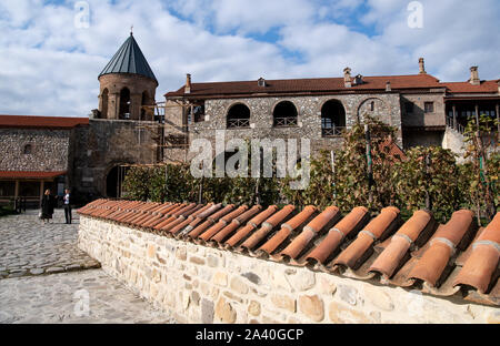Alawerdi, Géorgie. 05Th Oct, 2019. Les vignes sont cultivées sur la ferme de l'Alawerdi monastère dans la région de Kakheti. Le monastère a été fondé au 4ème siècle par Ioseb de Alawerdi. Au 11e siècle une nouvelle église plus grande du monastère a été construit par Kwirike III. (Le roi de Kakhétie). Cet édifice est encore l'église principale de l'Alawerdi monastère et est connu comme le Alawerdi cathédrale. Crédit : Bernd von Jutrczenka/dpa/Alamy Live News Banque D'Images