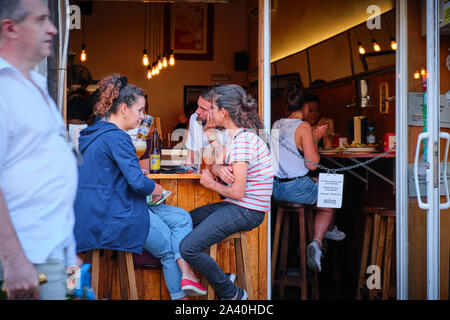 Streetlife de El Raval de Barcelone - Impressions Banque D'Images
