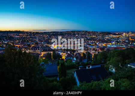 Allemagne, ciel bleu sur l'horizon lumineux de Stuttgart ville d'en haut dans le crépuscule magique su‪nset après l'humeur en été, vue aérienne Banque D'Images