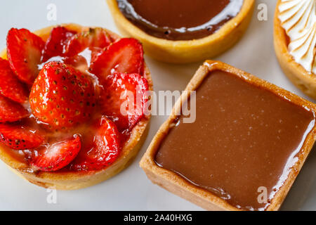 Mini tarte aux fraises et caramel salé tarte. Vue d'en haut. Banque D'Images