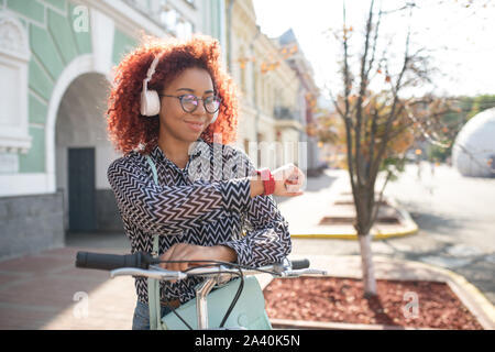 Fille Curly sentiment excité avant de rencontrer son vieil ami Banque D'Images