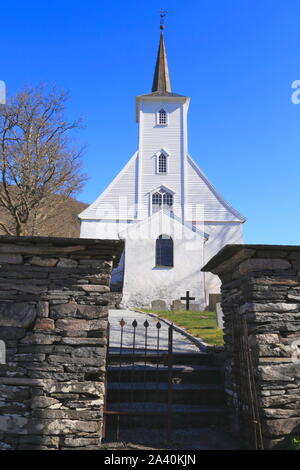 La façade et l'entrée de l'église du 18ème siècle, église, dans Mjøsvågen Hosanger sur l'île d'Osterøy en Norvège. Banque D'Images