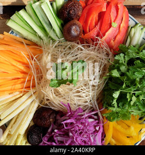 Préparez des ingrédients pour les légumes vermicelles mélangés végétaliens, le rouge, le poivron jaune, le chou, la coriandre, le concombre, la carotte, la matière première végétarienne Banque D'Images