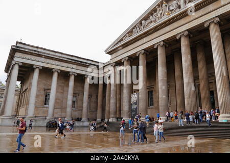 La façade et avant-cour du British Museum de Londres, Royaume-Uni, avec les visiteurs de quitter et entrer dans le musée. Banque D'Images