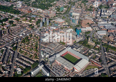 Une vue aérienne du centre-ville de Sheffield, South Yorkshire, dans le Nord de l'Angleterre, Royaume-Uni, Bramall Lane, accueil de Sheffield United, avant-plan Banque D'Images