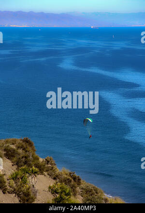 Parachute sur une mer bleu cristal Banque D'Images