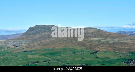 Ingleborough, 723m de haut dans la montagne Les Vallées du Yorkshire du Nord, Angleterre, RU Banque D'Images