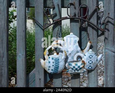 Panneau de bienvenue en tôle d'acier avec plateau fixé à une porte de jardin, Bavière, Allemagne Banque D'Images