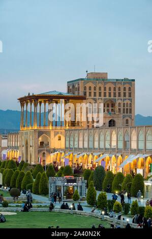 Palais Ali Qapu, au crépuscule, en Maydam-e Iman square, Ispahan, Iran Banque D'Images